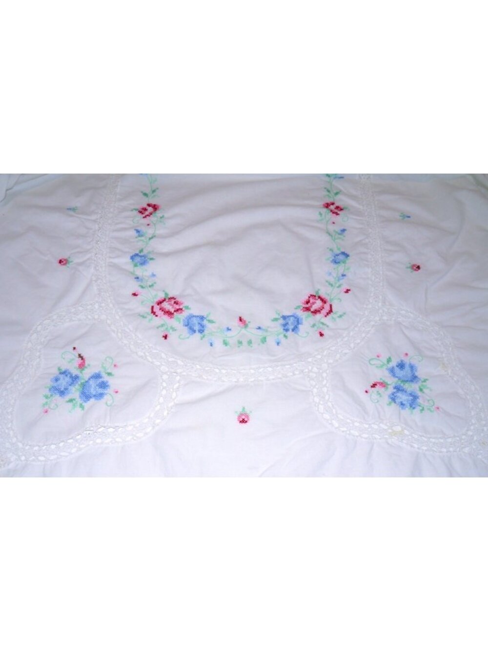 Vintage hand embroidered needlepoint cotton oval tablecloth blue & pink 64 x 96 - Picture 2 of 4